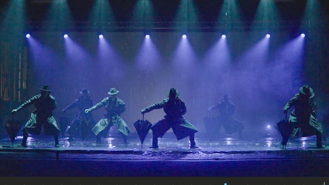 Nagyszabású show-jelenet kék fényárban