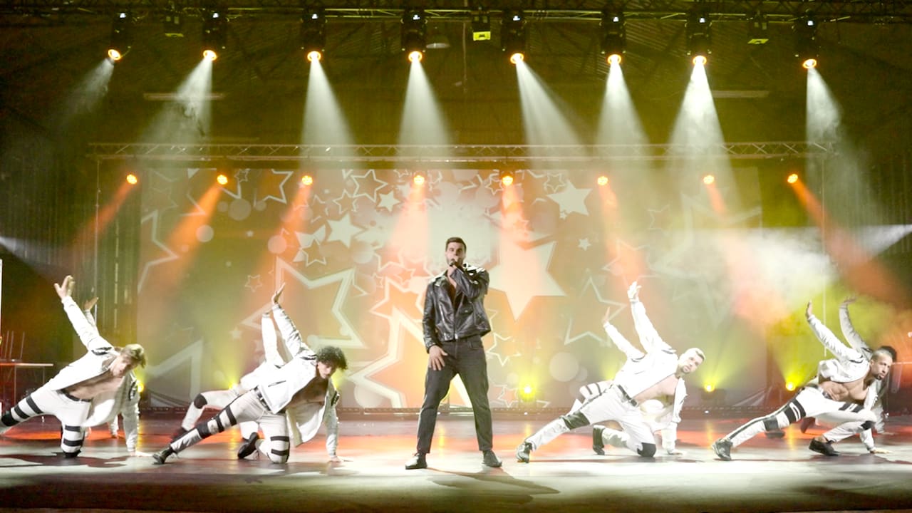 A Red Flag Show Company nyitó show-jelenete a színpadon