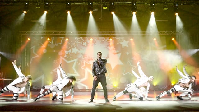 Látványos nyitó show-jelenet színes fényekkel